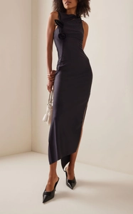 Gros plan d'une robe maxi sombre élégante avec fleurs 3D et décolleté licou raffiné