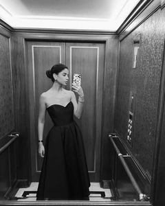 Elegante abito da sera nero senza spalline mostrato in un selfie riflesso in ascensore