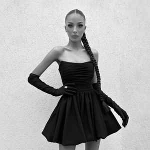 Elegantes trägerloses schwarzes Minikleid mit Faltendesign und passenden langen Handschuhen