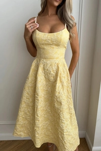 Détail d'une robe trapèze jaune clair avec texture jacquard florale et taille haute
