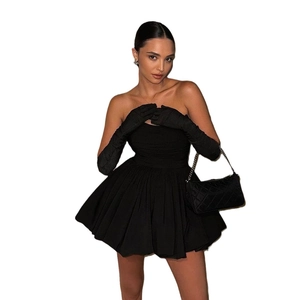 Elegante trägerlose schwarze Falten-Minikleid mit langen Handschuhen und Kettentasche