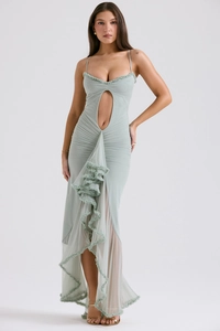 Détail de la taille froncée et de la découpe sur une robe longue verte à volants