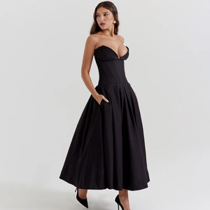 Robe de soirée bustier noire avec décolleté en V profond, jupe plissée maxi et poches