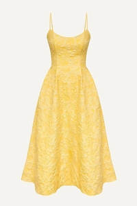 Détail de la robe d'été jaune mi-longue avec texture jacquard florale 3D et fines bretelles