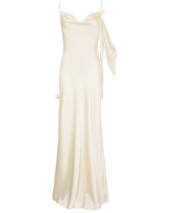 Dettaglio elegante abito da sera in raso champagne con scollo a cappuccio e fiore