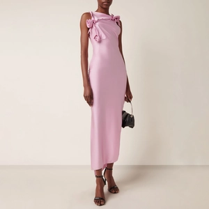 Robe longue sans manches en satin rose avec appliques de roses 3D et coupe ajustée