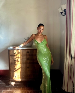 Detailansicht der fruchtgrünen Pailletten und des Wasserfallausschnitts am Abendkleid