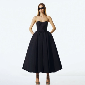 Elegante abito midi nero senza spalline con scollo a cuore e gonna a pieghe ampia