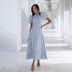 Abito estivo blu a fiori con maniche a sbuffo e vita a trapezio per un look elegante