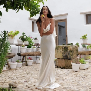 Elegante abito lungo in raso avorio con schiena scoperta per feste serali