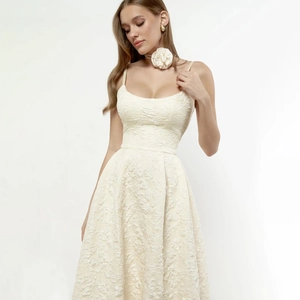 Robe française blanc crème en jacquard à bretelles avec taille haute et tour de cou