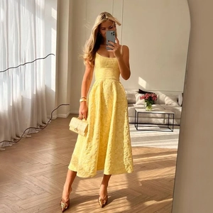 Robe midi jaune élégante sans manches avec texture jacquard et taille haute pour femme