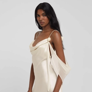 Elegante abito da sera in raso crema con dettaglio rosa 3D e scollatura a cappuccio