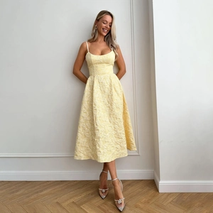 Robe midi jaune clair élégante à fines bretelles avec texture jacquard et taille haute