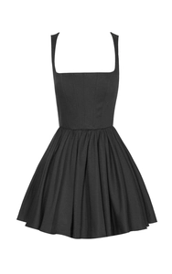 Vue détaillée d'une robe corset noire sans manches avec baleines et jupe plissée