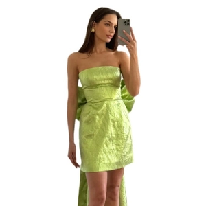Robe bustier mini vert citron avec texture métallique et grand nœud dans le dos