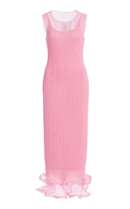 Detail eines rosa Plissee-Strickkleides mit transparentem Netzausschnitt und Rüschensaum