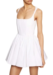 Détail de la robe courte blanche sans manches avec corsage bustier et jupe évasée