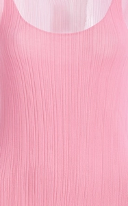 Detail von rosa gefaltetem Strickkleid-Stoff mit feiner vertikaler Struktur und Rüschen