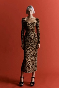 Detalle de un sexy vestido midi con estampado de leopardo, escote corazón y corte ajustado
