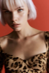 Detalle del escote cuadrado y el estampado de leopardo clásico en un vestido