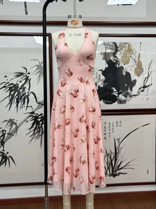 Détail de la robe longue dos nu rose à fleurs avec col en V profond et motifs de roses
