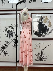 Détail de la robe licou dos nu à fleurs roses avec col en V pour les vacances d'été