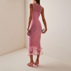 Ärmelloses rosa figurbetontes Strick-Maxikleid mit Volantsaum und Mesh-Rückendetail