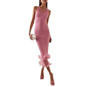 Eng anliegendes hellrosa Strick-Maxikleid mit Netz-Einsatz und Rüschensaum für Damen