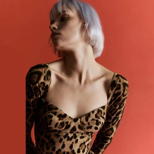 Vestido ajustado sexy con estampado de leopardo, manga larga y talle alto elegante