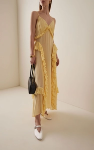 Détails des volants et texture plissée sur cette robe longue de couleur jaune clair