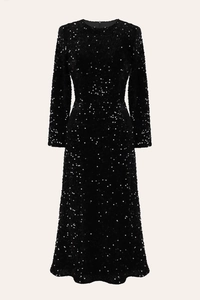 Makroaufnahme dichter schwarzer Pailletten auf hochwertigem Samt-Langarmkleid