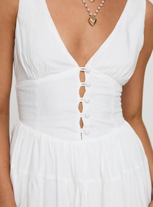 Vue détaillée d'une robe blanche à col en V avec boutons et tissu plissé délicat