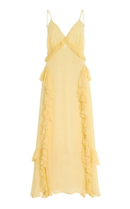 Détail d'une robe longue en mousseline jaune pâle avec volants en V et plis délicats