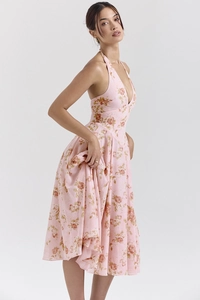 Détail de la robe licou rose avec décolleté en V profond et motifs floraux de roses