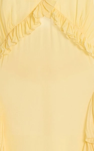 Détail de dentelle à volants jaunes et tissu en mousseline sur une robe d'été style français