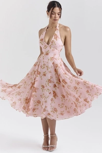 Détail de robe longue fleurie rose avec décolleté en V et tissu en mousseline fluide