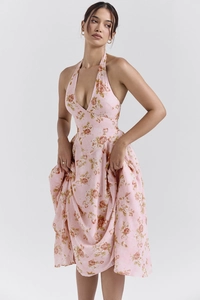Détail de l'imprimé floral vintage et du décolleté licou sur une robe longue en mousseline
