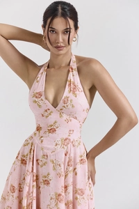 Détail de la robe longue à fleurs rose avec décolleté en V plongeant et col licou