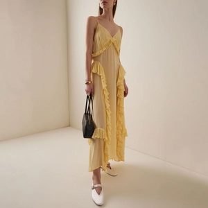 Robe longue jaune élégante avec volants superposés et fines bretelles pour femmes