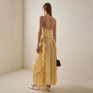 Robe longue jaune élégante avec volants et fermeture éclair discrète dans le dos