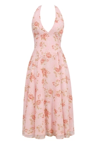 Détail d'une robe licou rose à col en V profond avec motif floral de roses en mousseline