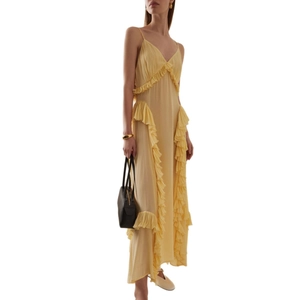 Robe longue jaune pâle de style français avec volants et fines bretelles en col V
