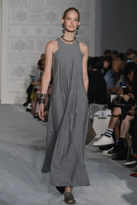 Vue de face d'une robe longue grise sans manches au design minimaliste plissé