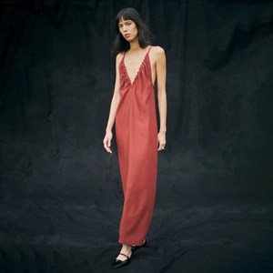 Robe Maxi à Bretelles Plissée avec Col en V Profond pour Femmes Élégante Minimaliste Sans Manches Couleur Unie Fines Bretelles en Satin Robe de Soirée Longue