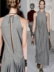 Détails d'une robe grise plissée sans manches avec dos nu et texture de tissu raffinée
