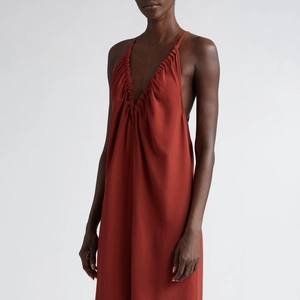 Robe longue minimaliste terre cuite col en V profond avec bretelles plissées chic