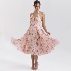 Robe midi fleurie rose à col en V et dos nu pour les vacances, tissu en mousseline légère