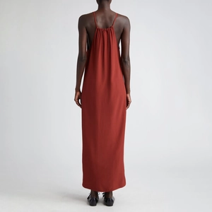 Robe longue minimaliste rouge brique à fines bretelles et détails plissés au dos