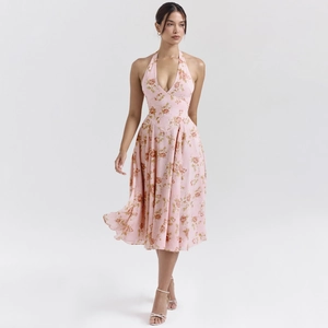 Robe longue fleurie rose avec col en V licou, dos nu et silhouette fluide élégante